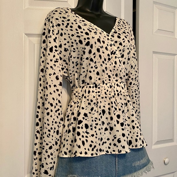 Cow Print 🖤 Cinched Waist, Flattering Top. Dash Outfitters, NWT - Picture 3 of 11